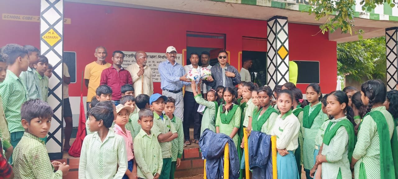 स्कूली बच्चों को खेल सामग्री वितरित कर खेल के प्रति किया गया प्रोत्साहित स्कूली बच्चों को खेल सामग्री वितरित कर खेल के प्रति किया गया प्रोत्साहित