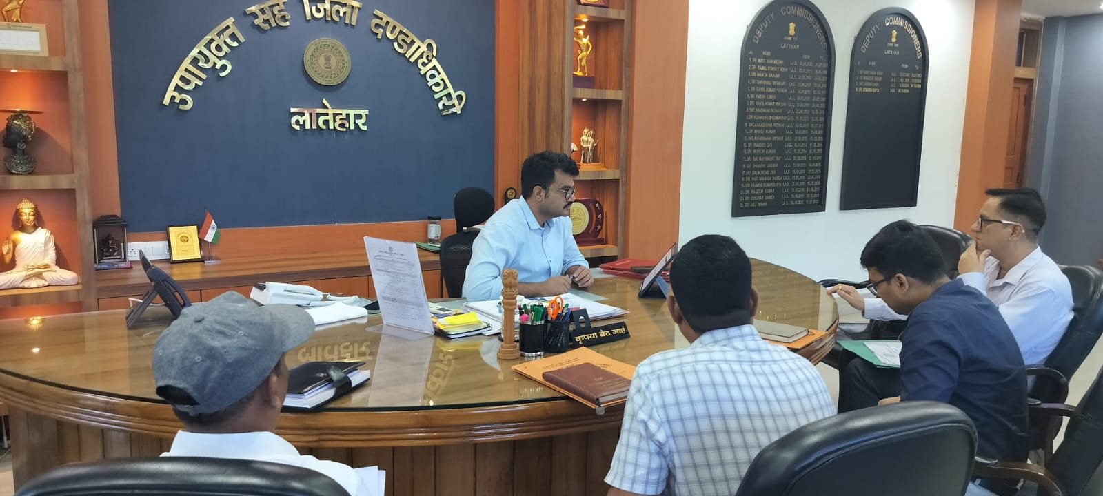 लातेहार: उपायुक्त उत्कर्ष गुप्ता ने की विकास कार्यों की समीक्षा, गुणवत्ता व समय-सीमा पर दिया जोर