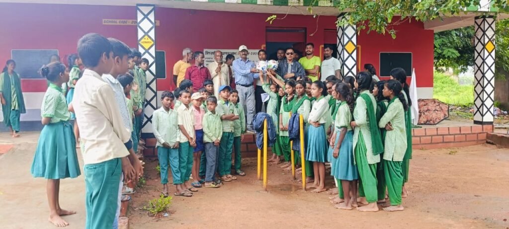 स्कूली बच्चों को खेल सामग्री वितरित कर खेल के प्रति किया गया प्रोत्साहित स्कूली बच्चों को खेल सामग्री वितरित कर खेल के प्रति किया गया प्रोत्साहित