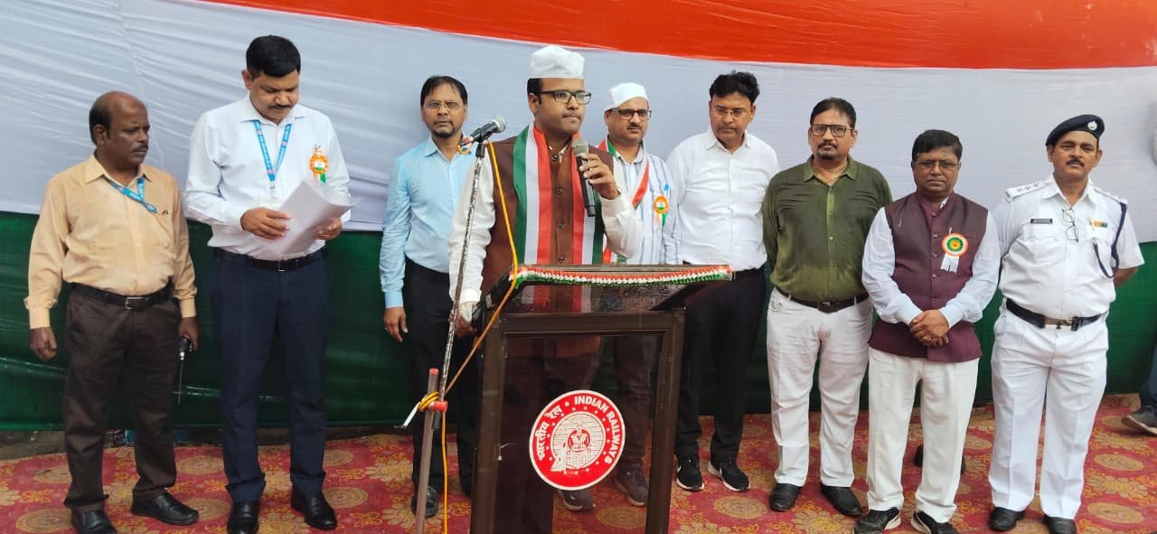 रेलवे के एरिया मैनेजर राष्ट्रीय ध्वज को दिये सलामी रेलवे के एरिया मैनेजर राष्ट्रीय ध्वज को दिये सलामी