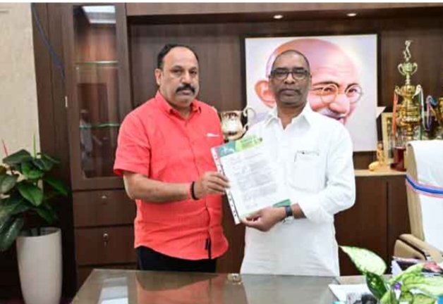 शिबू सोरेन को राज्य पिता का दर्जा देने की मांग तेज,झामुमो नेता ने मुख्यमंत्री को सौंपा पत्र शिबू सोरेन को राज्य पिता का दर्जा देने की मांग तेज,झामुमो नेता ने मुख्यमंत्री को सौंपा पत्र