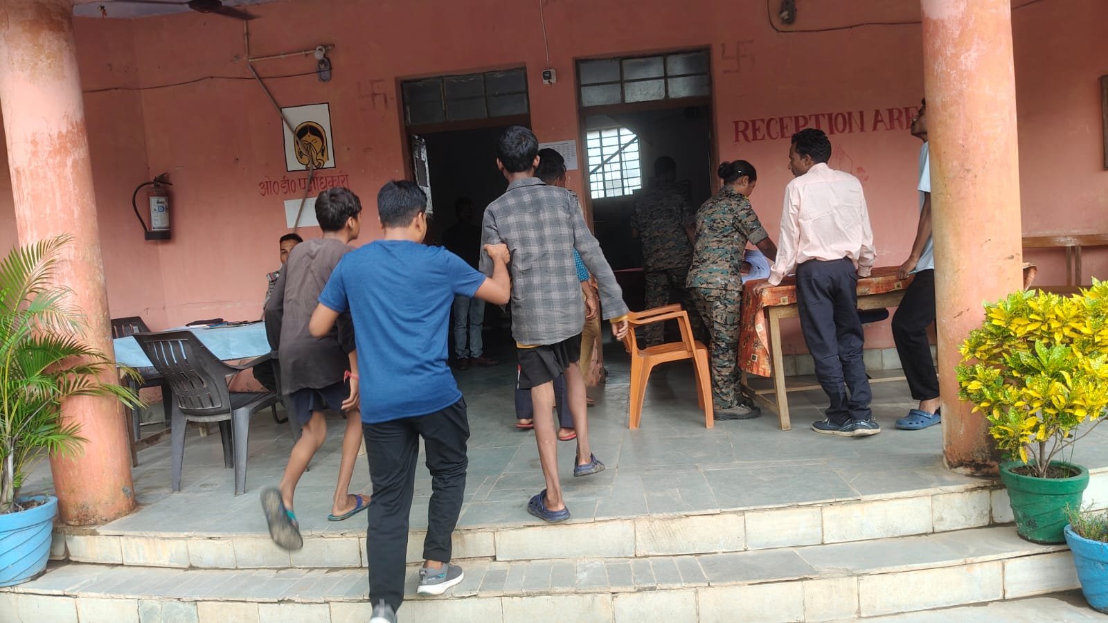 मोबाइल चोरी के आरोप में तीन नाबालिग युवक गिरफ्तार, भेजा गया बाल सुधार गृह