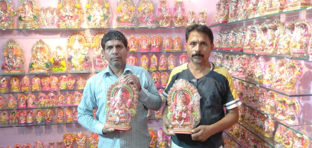 मूर्तियों में जान फूंकने वाले रमेश व गणेश प्रजापति की कहानी,उन्हीं की जुबानी। मूर्तियों में जान फूंकने वाले रमेश व गणेश प्रजापति की कहानी,उन्हीं की जुबानी।