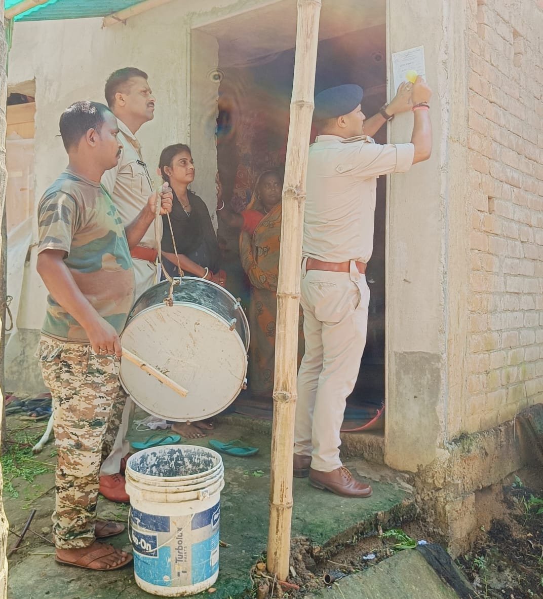 बरहरवा:फरारआरोपी के घर ढोल बजाकर इश्तेहार चिपकाया