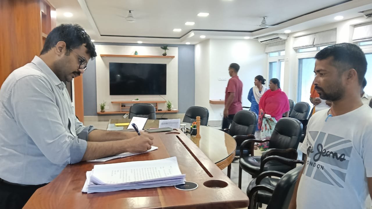 लातेहार में साप्ताहिक जन शिकायत निवारण शिविर का आयोजन लातेहार में साप्ताहिक जन शिकायत निवारण शिविर का आयोजन