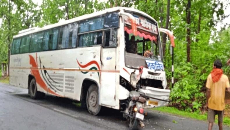 मनिका:दर्दनाक सड़क हादसा:बस और बुलेट की टक्कर में दो की मौत मनिका:दर्दनाक सड़क हादसा:बस और बुलेट की टक्कर में दो की मौत