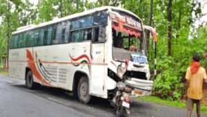 मनिका:दर्दनाक सड़क हादसा:बस और बुलेट की टक्कर में दो की मौत