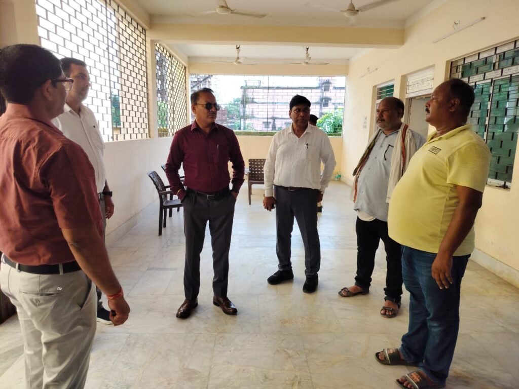 डीडीसी ने किया जिला परिषद भवन का निरीक्षण, लालू मार्केट दुकानदारों को नोटिस जारी डीडीसी ने किया जिला परिषद भवन का निरीक्षण, लालू मार्केट दुकानदारों को नोटिस जारी