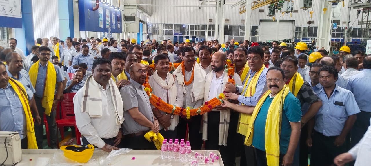 बोनस समझौता के बाद टाटा मोटर्स के विभिन्न डिवीजनों में अध्यक्ष व महामंत्री का हुआ जोरदार स्वागत.