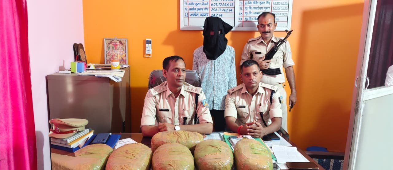 कार से 102 किलो डोडा बरामद,तस्कर फरार कार से 102 किलो डोडा बरामद,तस्कर फरार