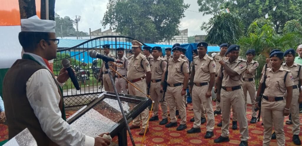 रेलवे के एरिया मैनेजर राष्ट्रीय ध्वज को दिये सलामी
