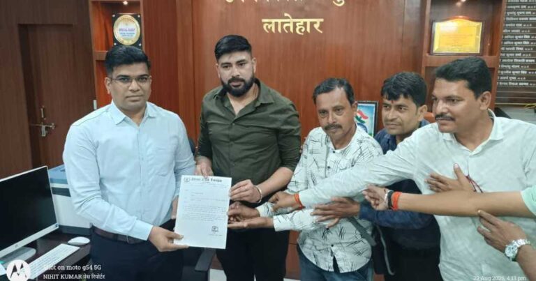लातेहार:पत्रकार पर हमले के खिलाफ प्रेस क्लब एक्शन में, डीसी को सौंपा ज्ञापन