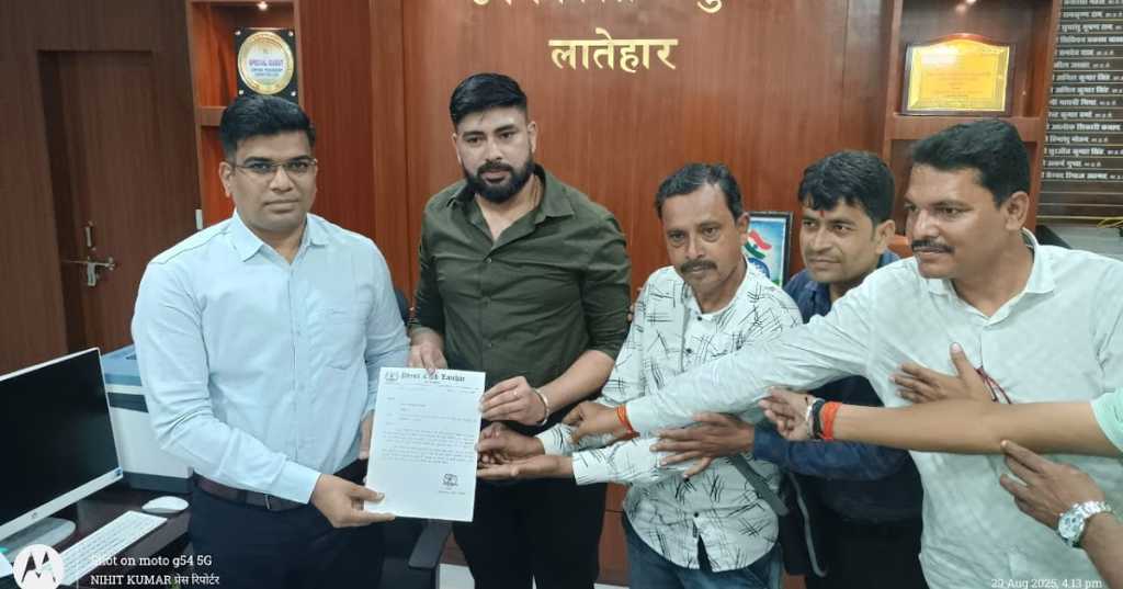 लातेहार:पत्रकार पर हमले के खिलाफ प्रेस क्लब एक्शन में, डीसी को सौंपा ज्ञापन