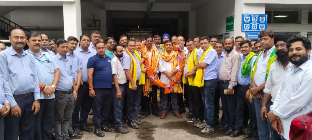टाटा मोटर्स के इंजन डिवीजन में कटा केक , अध्यक्ष - महामंत्री का एक्सल डिवीजन में हुआ जोरदार स्वागत । टाटा मोटर्स के इंजन डिवीजन में कटा केक , अध्यक्ष - महामंत्री का एक्सल डिवीजन में हुआ जोरदार स्वागत ।