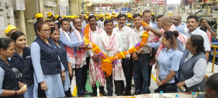 टाटा मोटर्स के इंजन डिवीजन में कटा केक , अध्यक्ष – महामंत्री का एक्सल डिवीजन में हुआ जोरदार स्वागत ।
