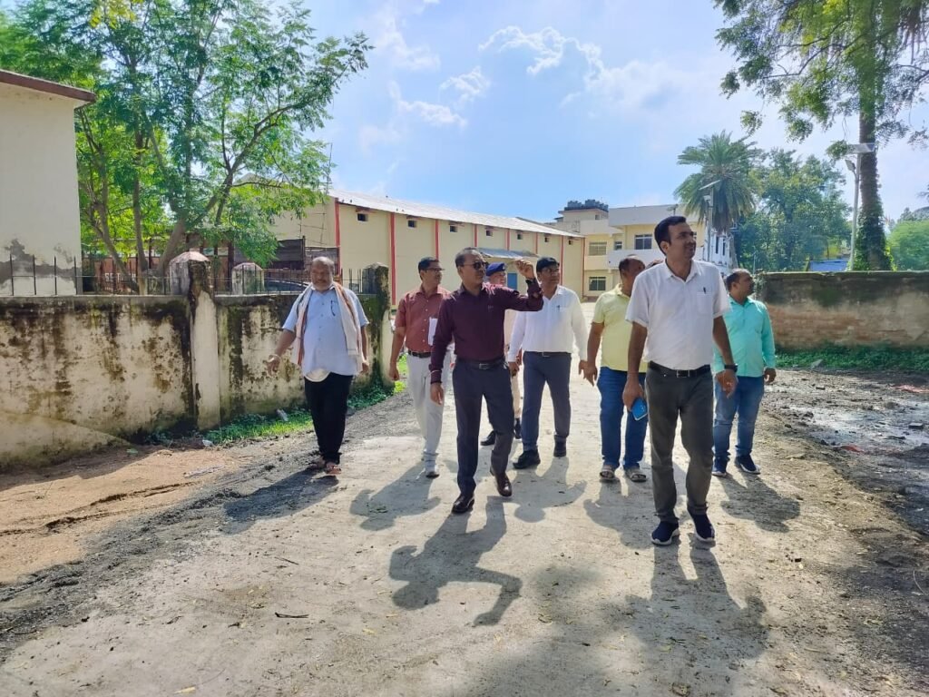डीडीसी ने किया जिला परिषद भवन का निरीक्षण, लालू मार्केट दुकानदारों को नोटिस जारी डीडीसी ने किया जिला परिषद भवन का निरीक्षण, लालू मार्केट दुकानदारों को नोटिस जारी