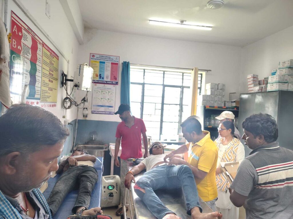 दो बाइक की आमने-सामने की टक्कर में तीन घायल, रेफर दो बाइक की आमने-सामने की टक्कर में तीन घायल, रेफर