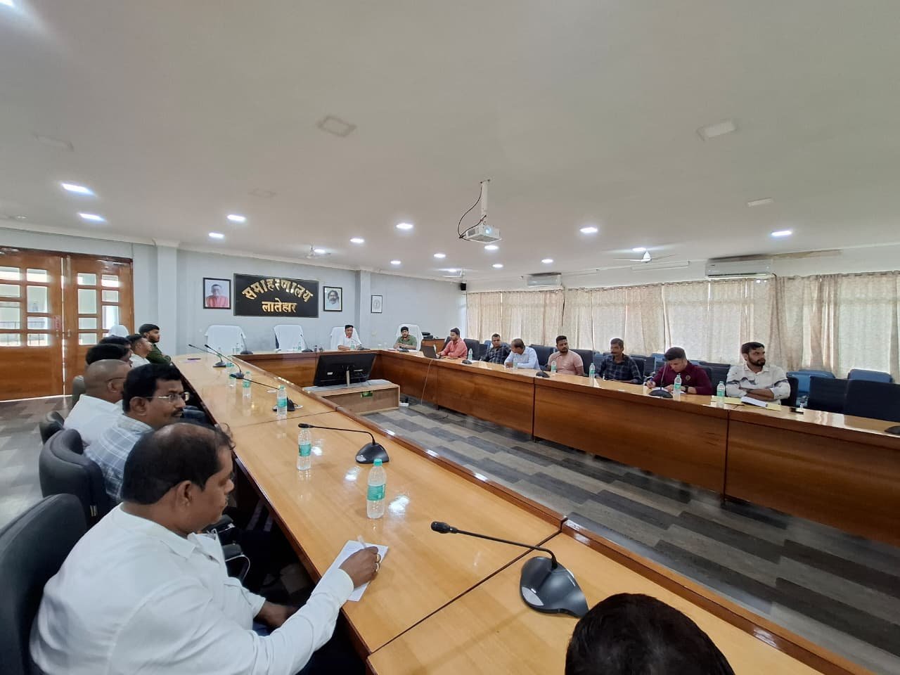 लातेहार: बालू घाटों की ई-निलामी को लेकर प्री-बिड मीटिंग संपन्न लातेहार: बालू घाटों की ई-निलामी को लेकर प्री-बिड मीटिंग संपन्न