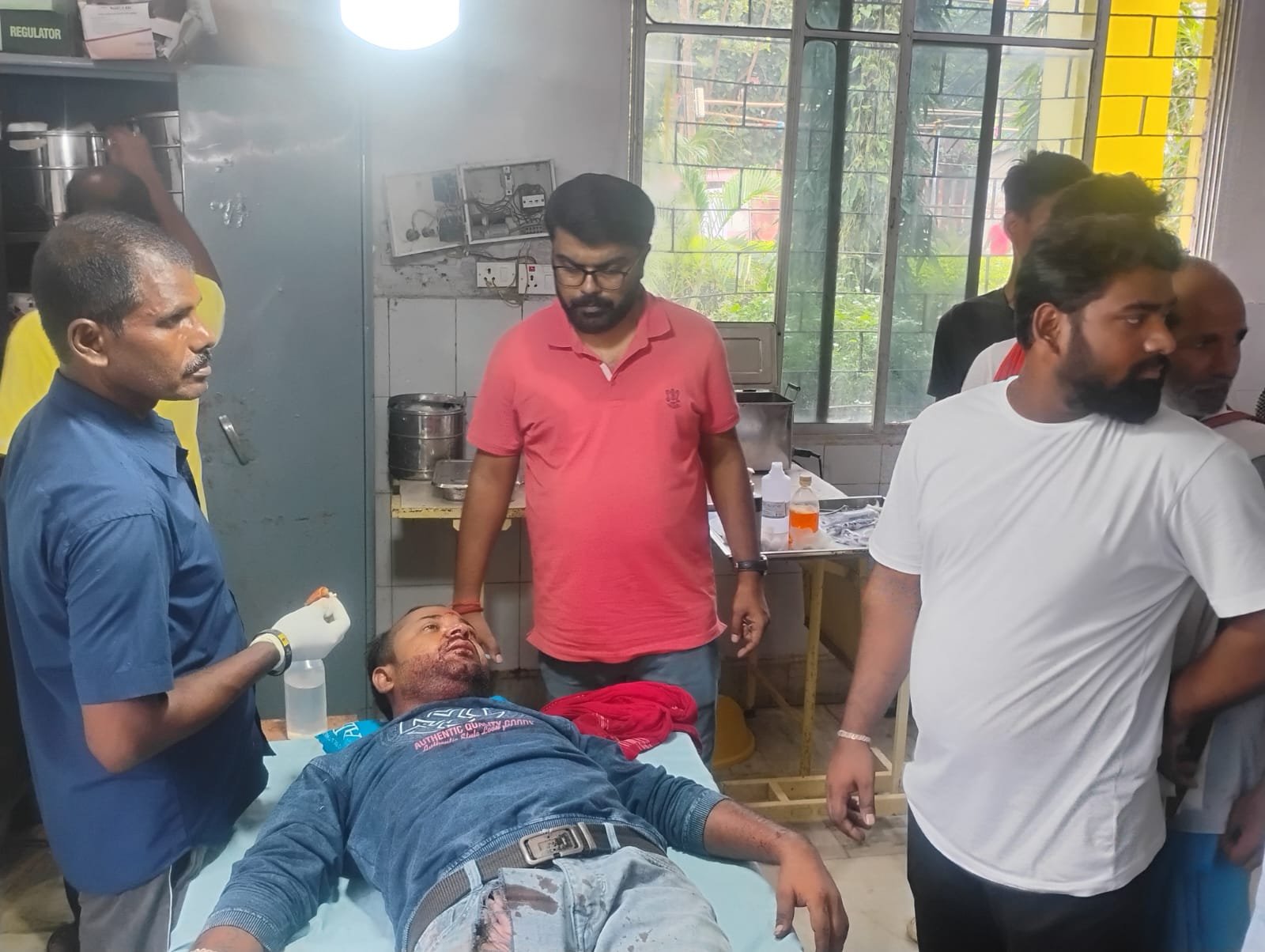 बाइक चालक को बचाने के दौरान अनियंत्रित होकर ऑटो पलटने से चालक घायल बाइक चालक को बचाने के दौरान अनियंत्रित होकर ऑटो पलटने से चालक घायल