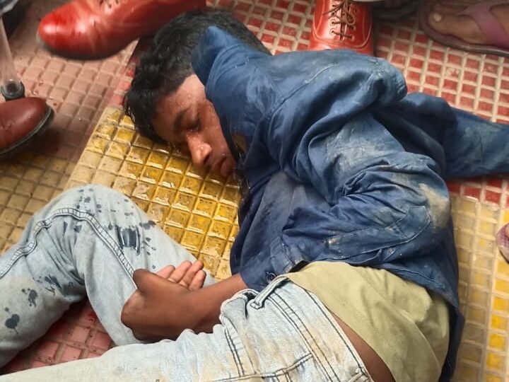 उधवा चौक पर मोबाइल चोरी करते रंगेहाथ पकड़ाया युवक, पुलिस को सौंपा उधवा चौक पर मोबाइल चोरी करते रंगेहाथ पकड़ाया युवक, पुलिस को सौंपा