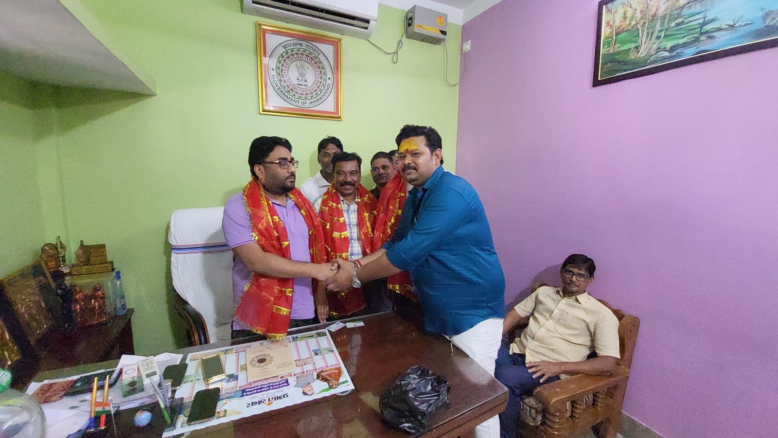 नवरात्रि पर कांग्रेस कार्यकर्ताओं ने विधायक आवास पर दी शुभकामनाएँ नवरात्रि पर कांग्रेस कार्यकर्ताओं ने विधायक आवास पर दी शुभकामनाएँ