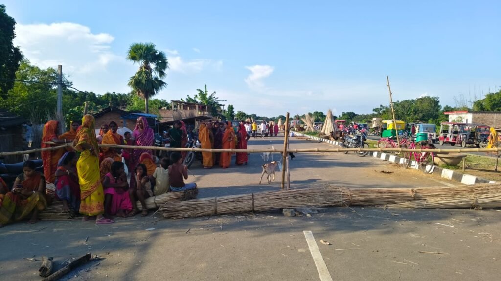 तेज रफ्तार का कहर:एक ही बाइक चालक ने दो थाना क्षेत्र में मचाई तबाही,बच्ची घायल, वृद्ध की मौत, सड़क जाम तेज रफ्तार का कहर:एक ही बाइक चालक ने दो थाना क्षेत्र में मचाई तबाही,बच्ची घायल, वृद्ध की मौत, सड़क जाम
