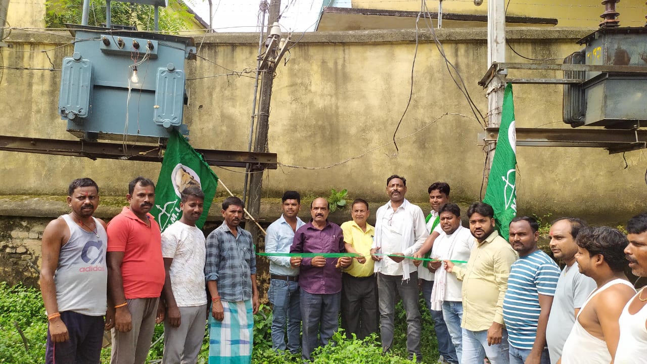 झामुमो के द्वारा किया गया ट्रांसफार्मर उद्घाटन।