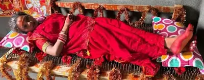 लातेहार:लोहे की कील के बिस्तर पर नौ दिन का व्रत कर रही किशोरी,दुर्गा पाठ से कर रही मां की आराधना