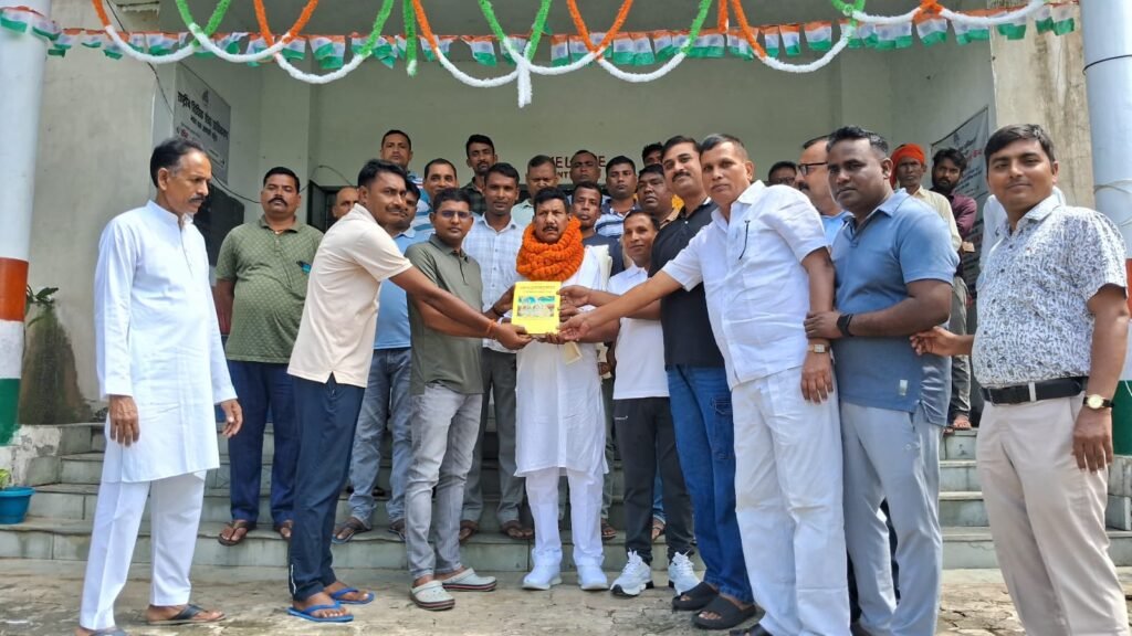 विदाई समारोह का आयोजन:सेवानिवृत हवलदार रामविलास सिंह को दी गई विदाई विदाई समारोह का आयोजन:सेवानिवृत हवलदार रामविलास सिंह को दी गई विदाई