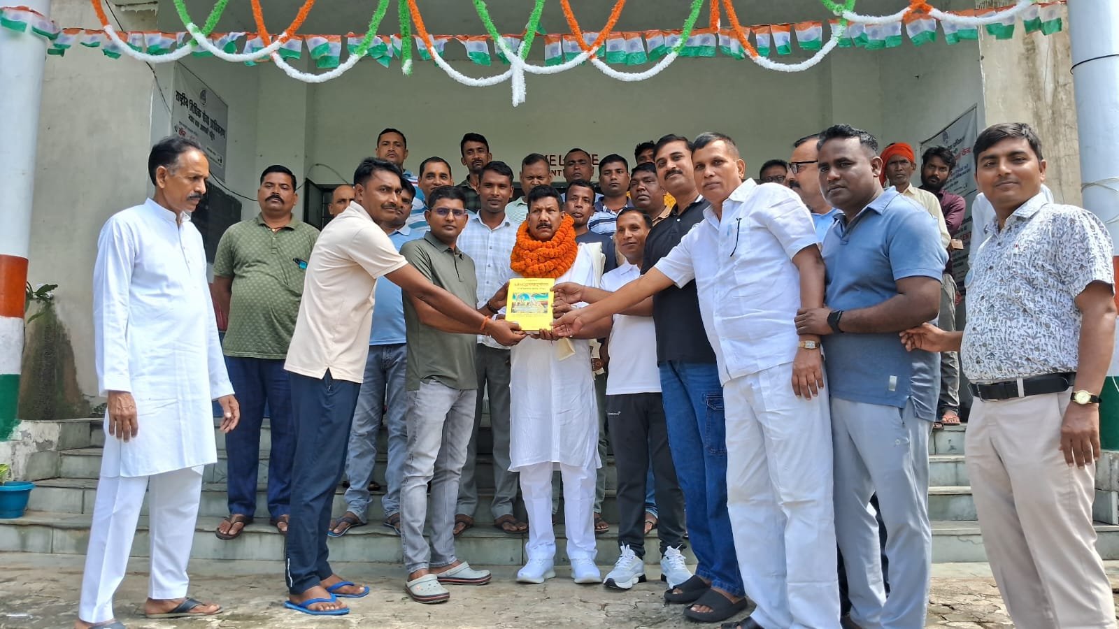 विदाई समारोह का आयोजन:सेवानिवृत हवलदार रामविलास सिंह को दी गई विदाई विदाई समारोह का आयोजन:सेवानिवृत हवलदार रामविलास सिंह को दी गई विदाई