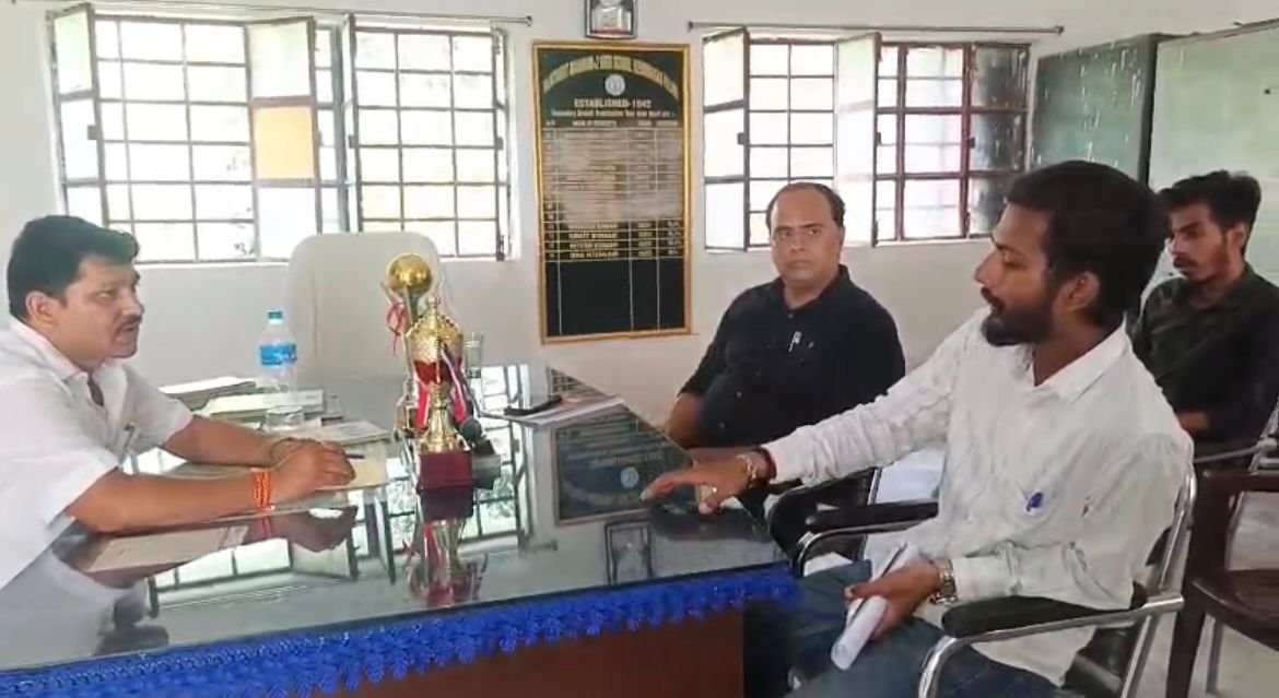 ब्राह्मण विद्यालय मेदिनीनगर में नामांकन में अवैध वसूली के खिलाफ आजसू छात्र संघ ने प्राचार्य से की मुलाकात