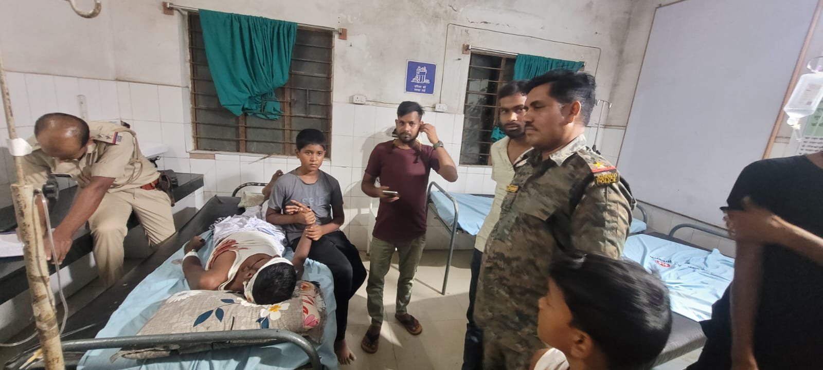 नमाज पढ़कर निकलने के दौरान गांव के ही युवक ने बुजुर्ग को मारी गोली, घायल नमाज पढ़कर निकलने के दौरान गांव के ही युवक ने बुजुर्ग को मारी गोली, घायल