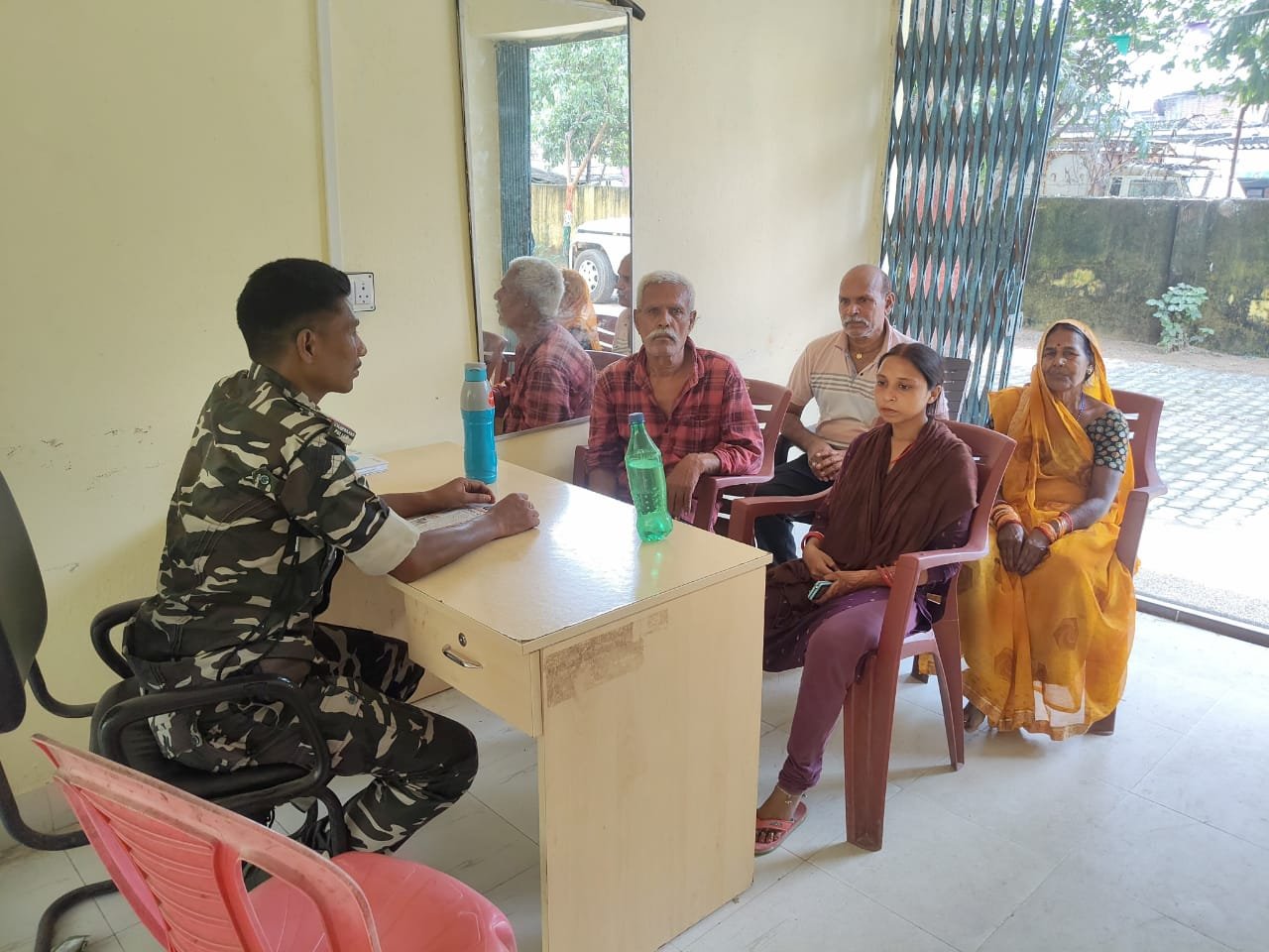 पलामू:जिले के सभी थाना व ओपी में आम जनता के लिए बैठने और पेयजल की हो उचित व्यवस्था