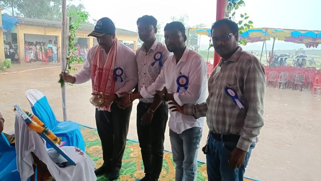 कार्तिक उरांव आदिवासी बाल विकास पुटो स्कूल में शिक्षक दिवस पर कार्यक्रम का हुआ आयोजन,सीआरपीएफ डीआईजी हुए शामिल