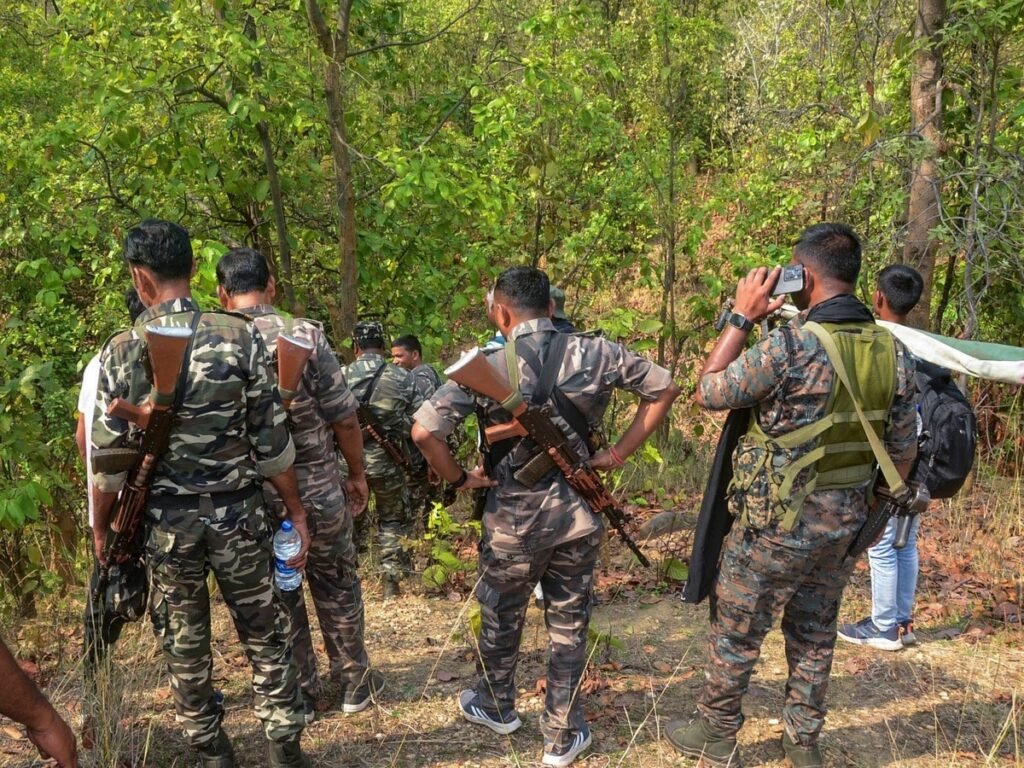 पलामू में सुरक्षाबलों की बड़ी सफलता, 5 लाख के इनामी नक्सली मुखदेव यादव ढेर पलामू में सुरक्षाबलों की बड़ी सफलता, 5 लाख के इनामी नक्सली मुखदेव यादव ढेर