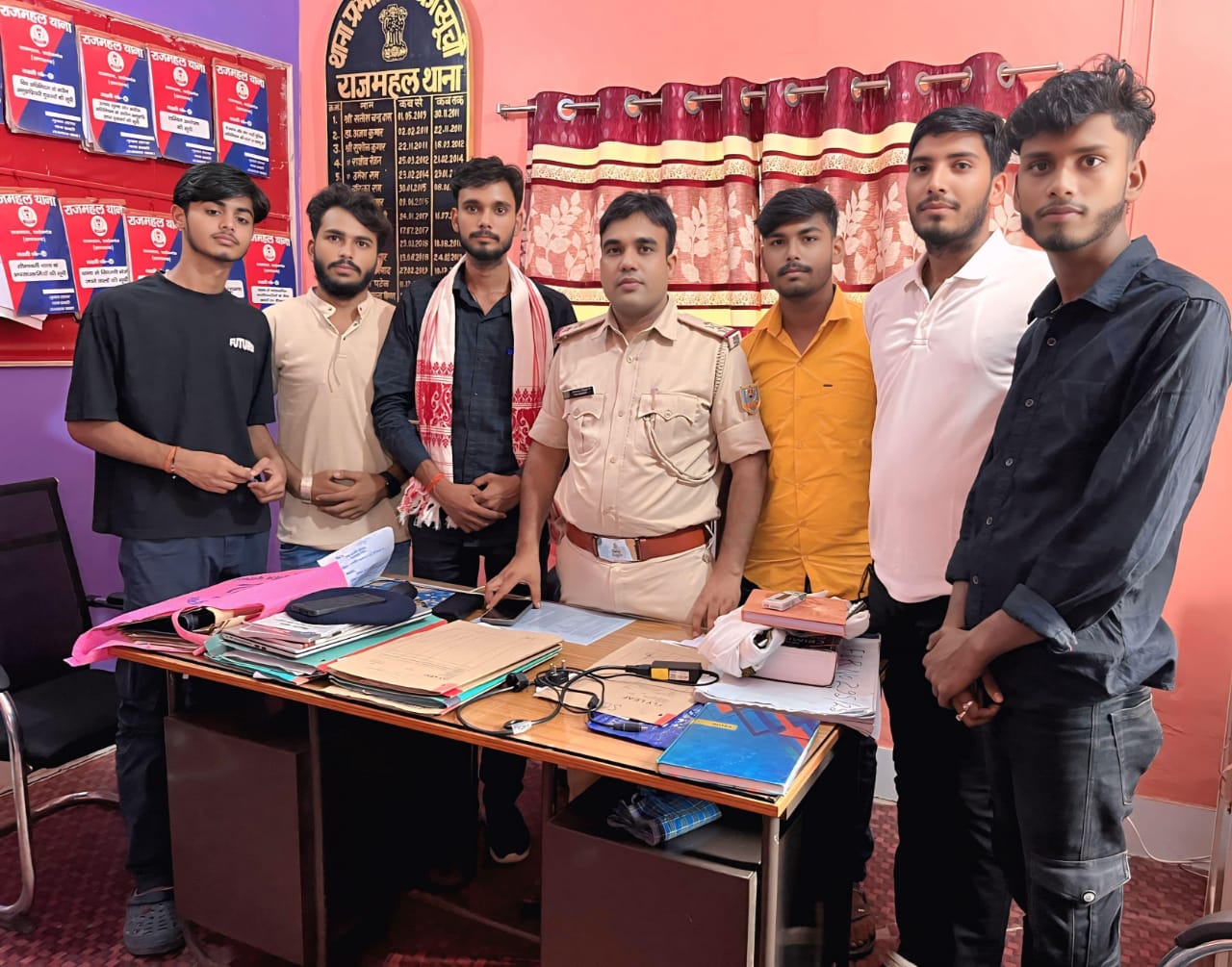 अभाविप नगर इकाई तालझारी के द्वारा राजमहल नवनियुक्त थाना प्रभारी को अंग वस्त्र एवं डायरी देकर किया गया सम्मानित