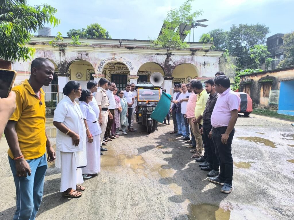 स्वस्थ्य नारी, सशक्त परिवार अभियान को लेकर सीएचसी से जन जागरूकता हेतु जागरूकता रथ को दी गई हरी झंड़ी