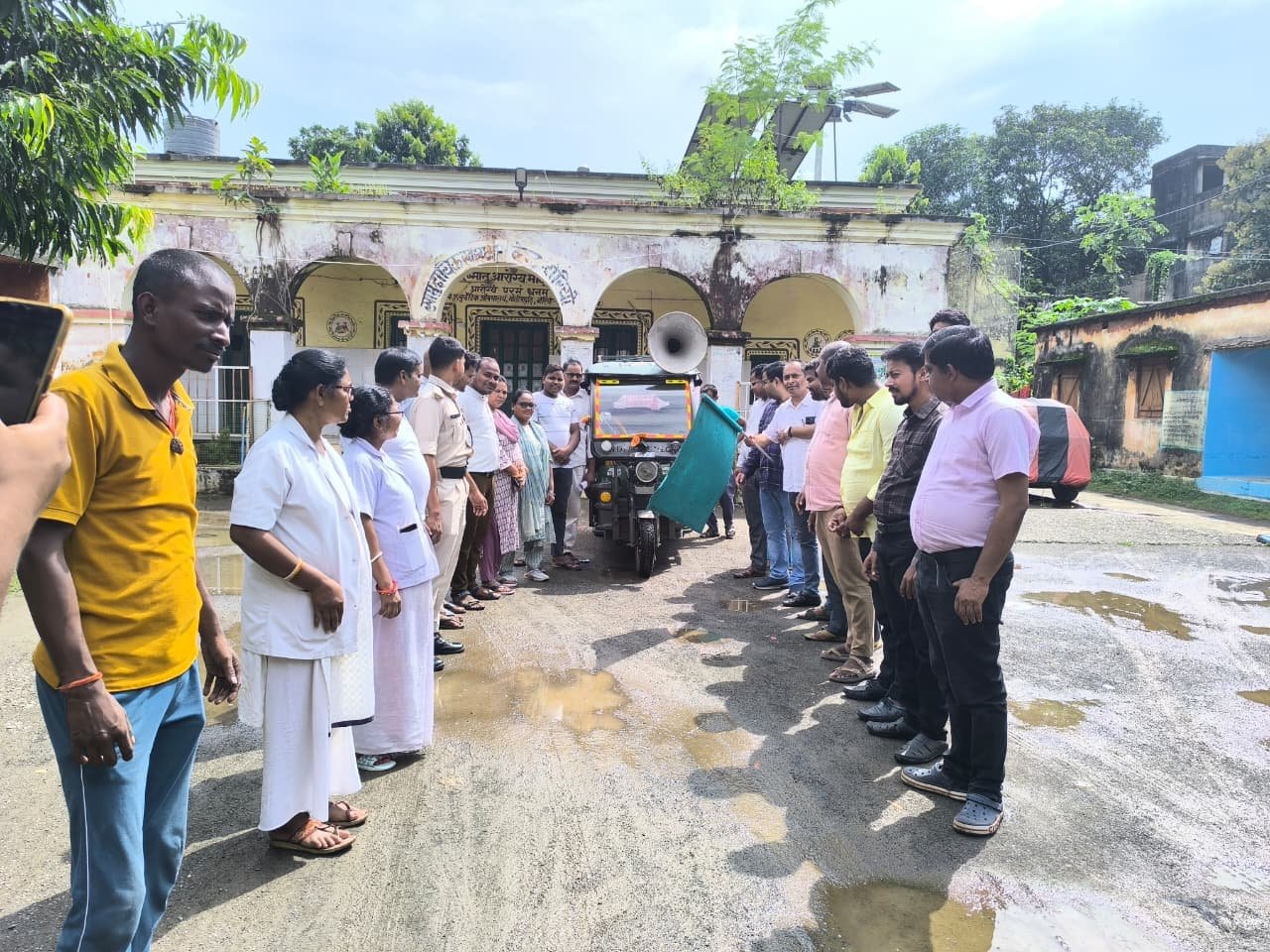 स्वस्थ्य नारी, सशक्त परिवार अभियान को लेकर सीएचसी से जन जागरूकता हेतु जागरूकता रथ को दी गई हरी झंड़ी