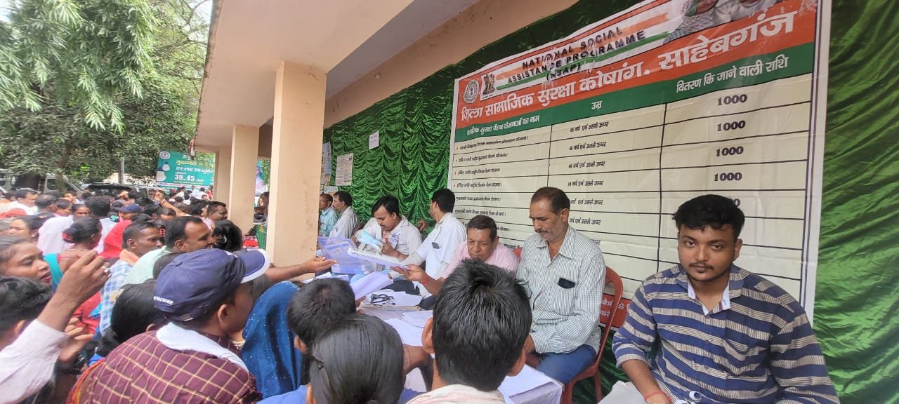 प्रखंड परिसर में लगा जनता दरबार, लोगों की समस्या से हुए रुबरु प्रखंड परिसर में लगा जनता दरबार, लोगों की समस्या से हुए रुबरु