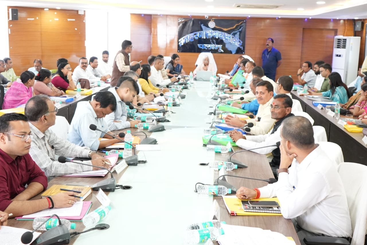 जिला विकास समन्वय एवं निगरानी समिति(दिशा)की बैठक में पलामू सांसद ने जिले में संचालित विकासात्मक कार्यों की समीक्षा की