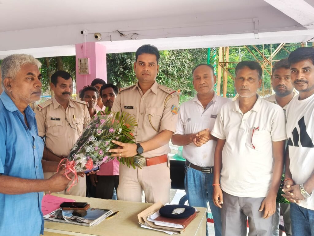 तेली टोला दुर्गा पूजा समिति के सदस्यों ने बोरियो थाना प्रभारी को किया सम्मानित तेली टोला दुर्गा पूजा समिति के सदस्यों ने बोरियो थाना प्रभारी को किया सम्मानित