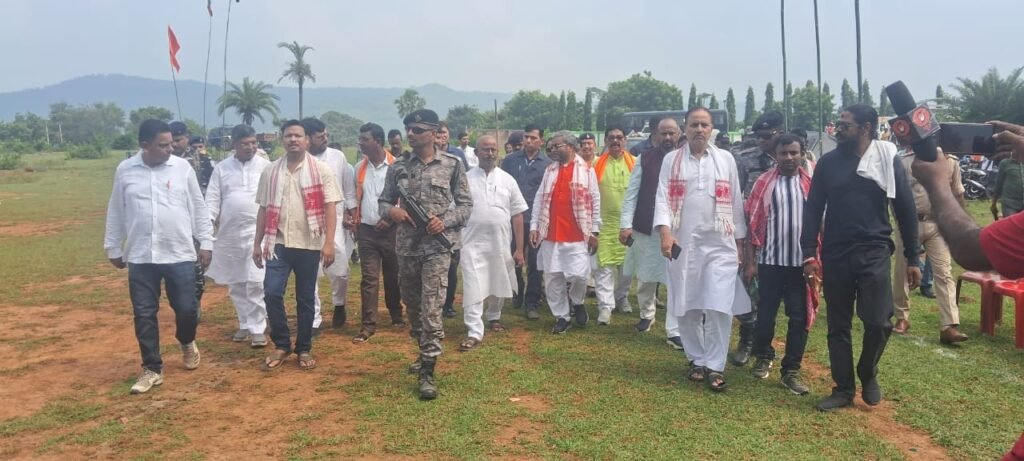 भोगनाडीह में सांसद खेल महोत्सव का शुभारंभ,बाबूलाल मरांडी ने किक मारकर किया उद्घाटन भोगनाडीह में सांसद खेल महोत्सव का शुभारंभ,बाबूलाल मरांडी ने किक मारकर किया उद्घाटन