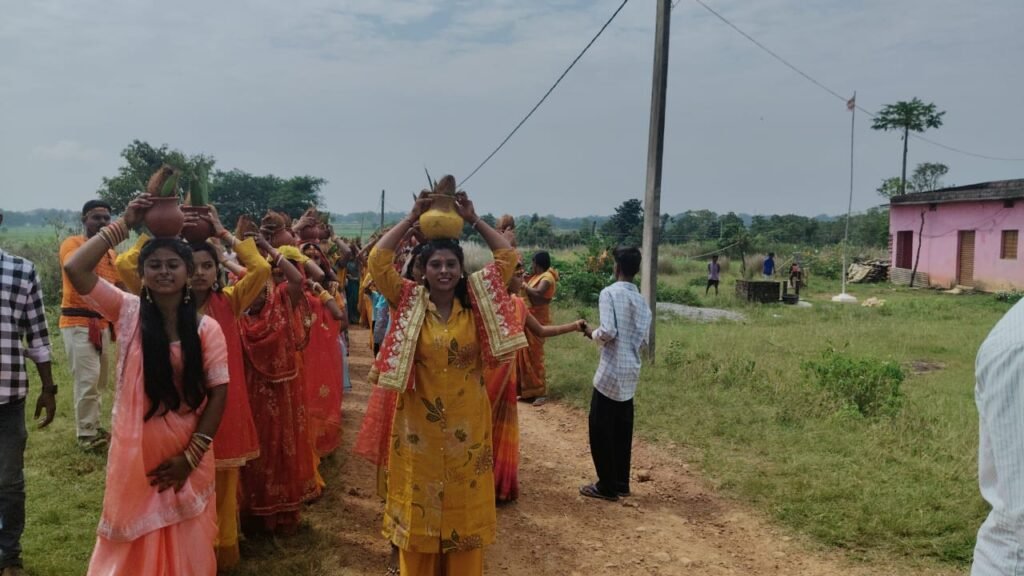 नवरात्रि पर दुर्गा पूजा समिति द्वारा नवडीहा एवं गम्हरिया में निकाली गई भव्य कलश यात्रा