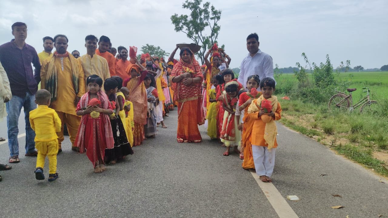 नवरात्रि पर दुर्गा पूजा समिति द्वारा नवडीहा एवं गम्हरिया में निकाली गई भव्य कलश यात्रा नवरात्रि पर दुर्गा पूजा समिति द्वारा नवडीहा एवं गम्हरिया में निकाली गई भव्य कलश यात्रा