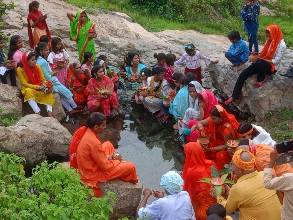 भक्तिमय माहौल में शुरू हुआ शारदीय नवरात्र, कलश यात्रा में उमड़ा जनसैलाब भक्तिमय माहौल में शुरू हुआ शारदीय नवरात्र, कलश यात्रा में उमड़ा जनसैलाब