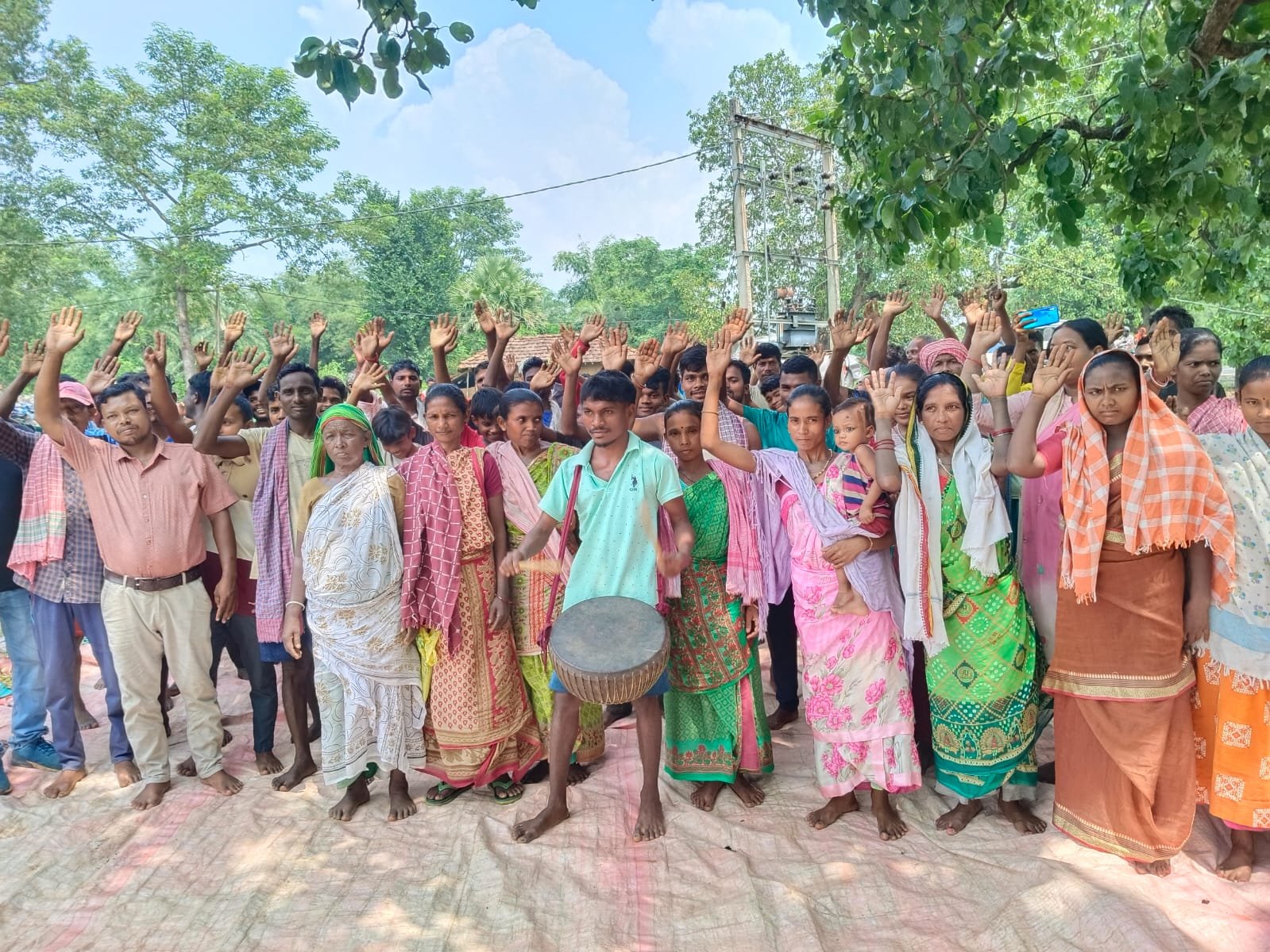 जल, जंगल व जमीन की बर्बादी को रोकने के लिए ग्रामीणों ने की बैठक जल, जंगल व जमीन की बर्बादी को रोकने के लिए ग्रामीणों ने की बैठक