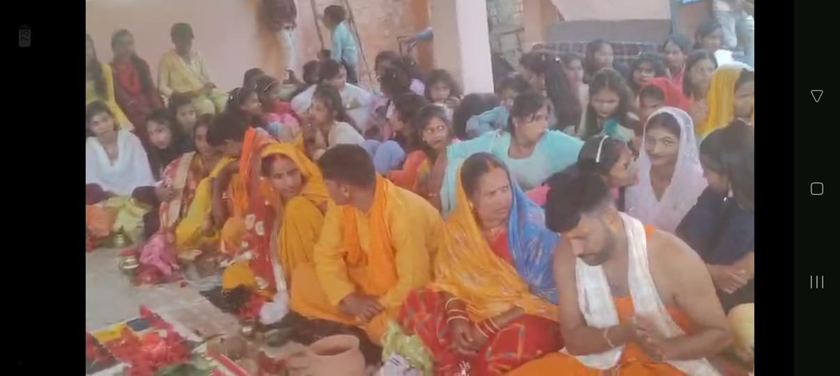 शारदीय नवरात्र के पहले दिन पूजा पंडालों में श्रद्धालुओं की उमड़ी भीड़