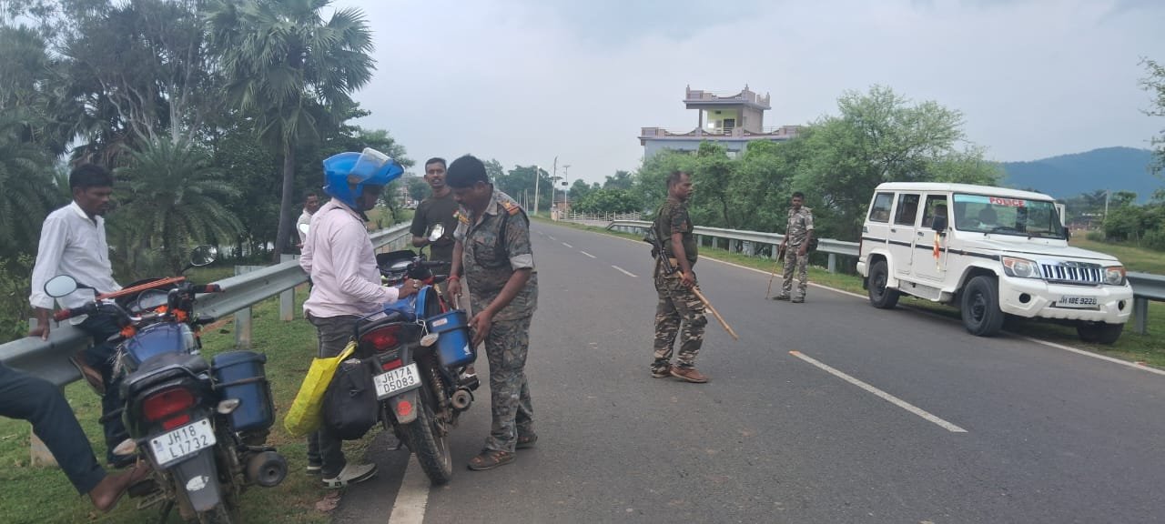 देवघर के एचडीएफसी बैंक में हुई लूट कांड को लेकर पुलिस हाई अलर्ट, चला सघन वाहन जांच अभियान देवघर के एचडीएफसी बैंक में हुई लूट कांड को लेकर पुलिस हाई अलर्ट, चला सघन वाहन जांच अभियान