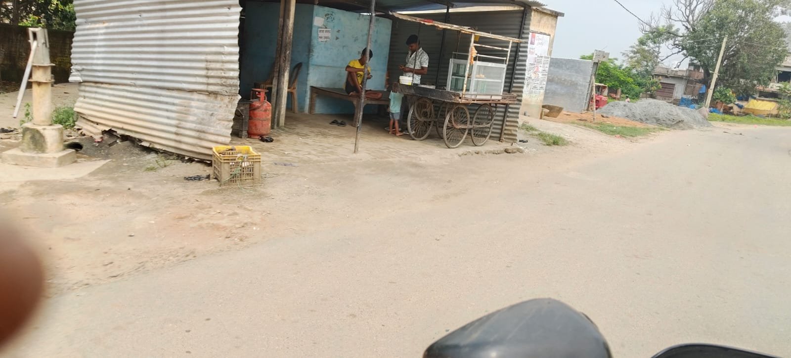 सार्वजनिक भूमि पर अवैध तरीके कब्जा ,ग्रामीणों ने अंचलाधिकारी से लगाई गुहार सार्वजनिक भूमि पर अवैध तरीके कब्जा ,ग्रामीणों ने अंचलाधिकारी से लगाई गुहार