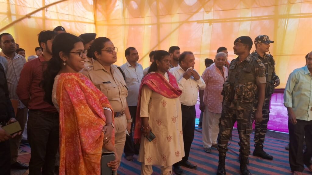 पलामू: उपायुक्त एवं आयुक्त ने नावा बाजार दुर्गा पूजा पंडालों का किया निरीक्षण पलामू: उपायुक्त एवं आयुक्त ने नावा बाजार दुर्गा पूजा पंडालों का किया निरीक्षण